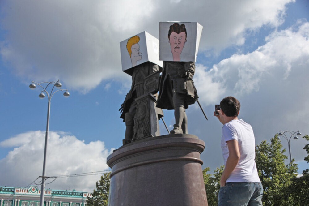 К памятнику основателям Екатеринбурга неизвестные примотали огромную Конституцию
