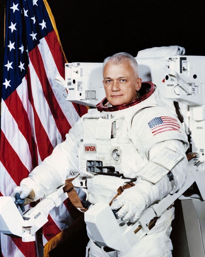 7 февраля 1984 года Брюс и его коллега-астронавт Боб Стюарт сели в пилотируемые маневрирующие модули (MMU) и покинули шаттл