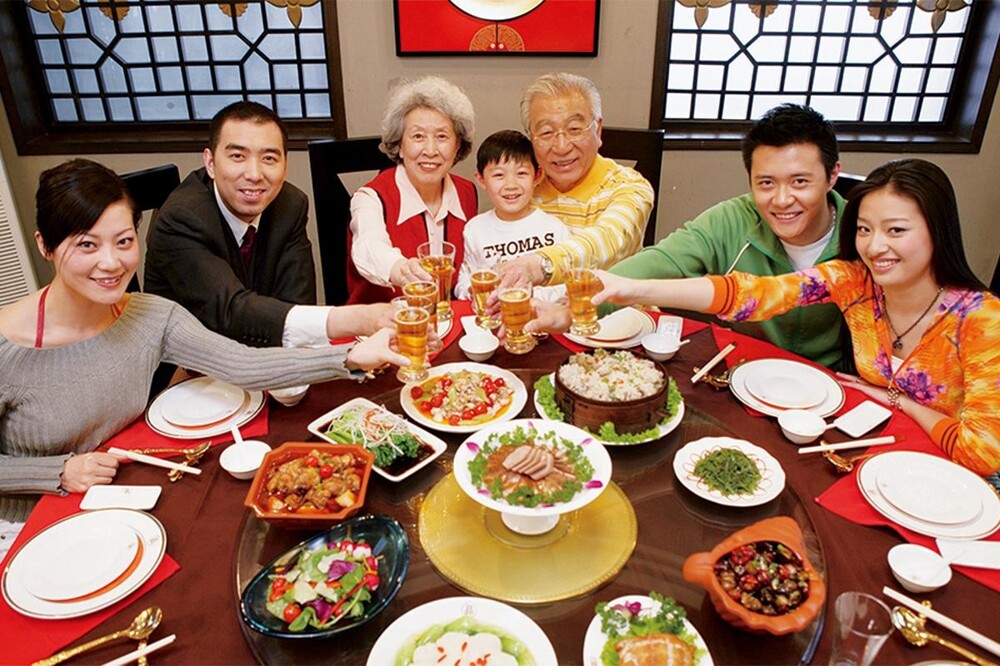 1. В Корее первым ест самый старый человек
