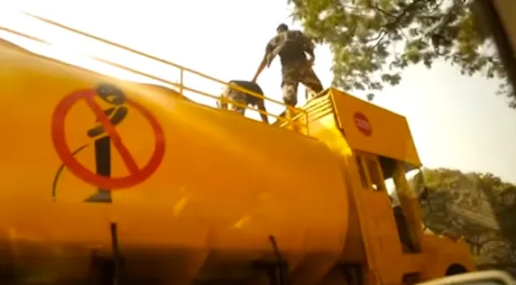 В Индии поливают из водяной пушки, тех кто испражняется под открытым небом