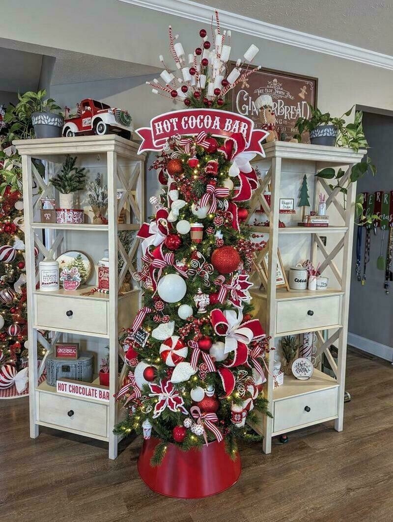 Американка каждый год устанавливает в доме 26 рождественских елок, и они великолепны!