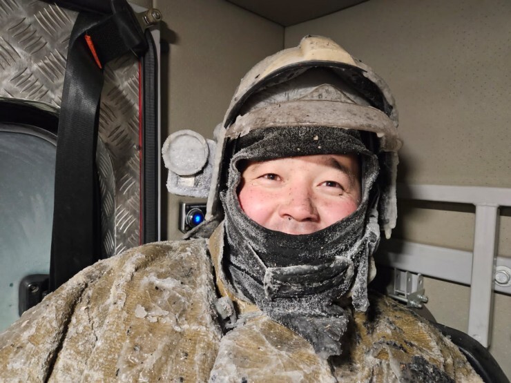 Лед с формы отбивали молотком: казахстанский спасатель обледенел после выезда на пожар