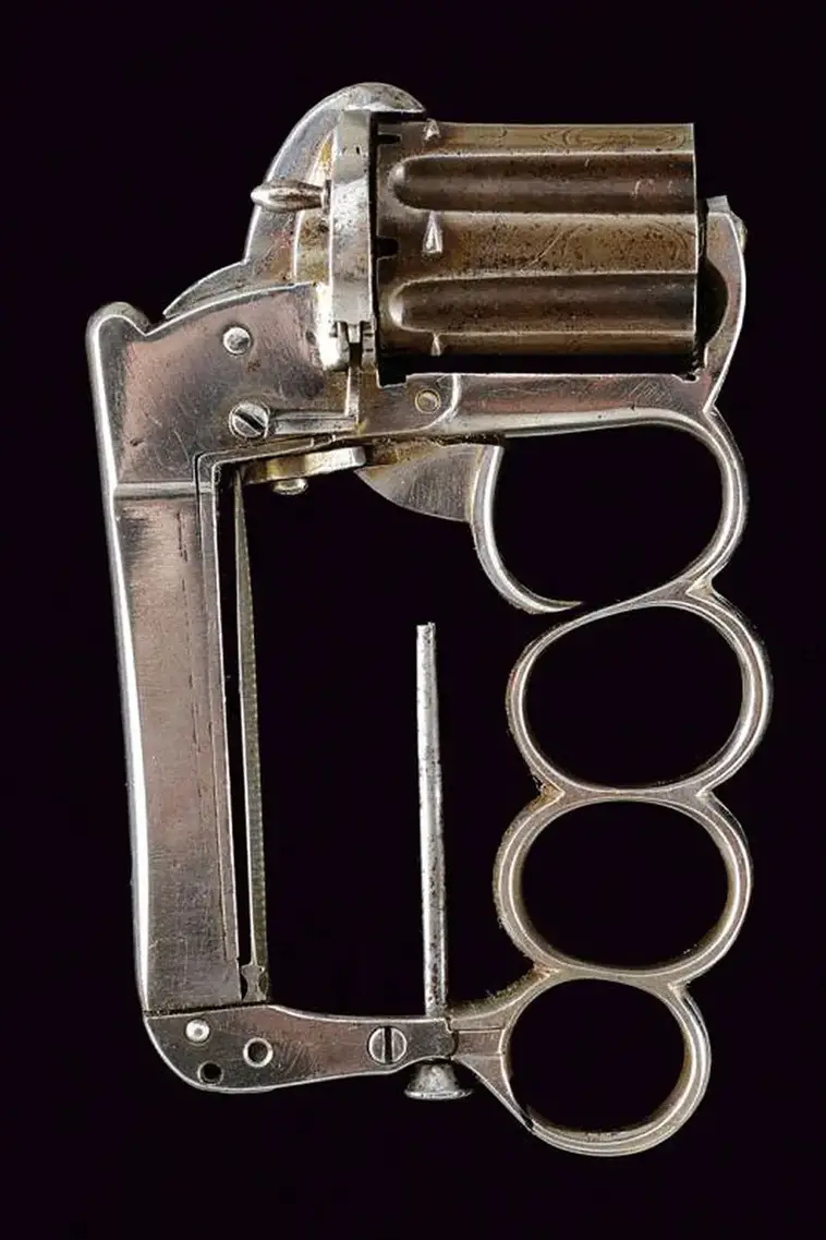 4. Кастет/револьвер (1870 год)