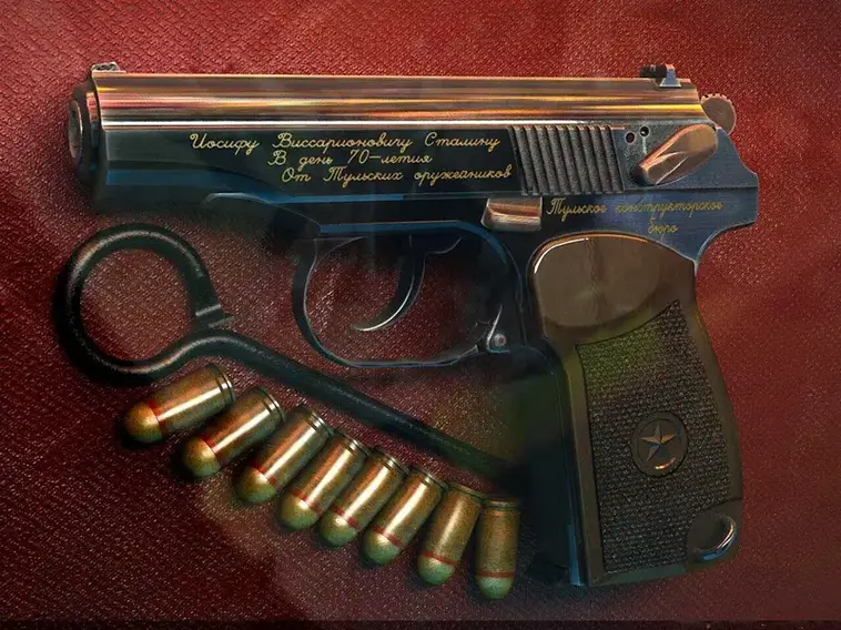 5. Пистолет Макарова, подарок Иосифу Сталину на день рождения (1949)
