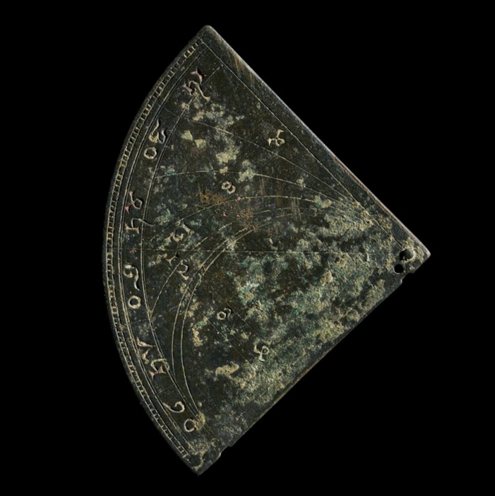 Древнейший научный инструмент Англии выставлен на аукцион Christie's