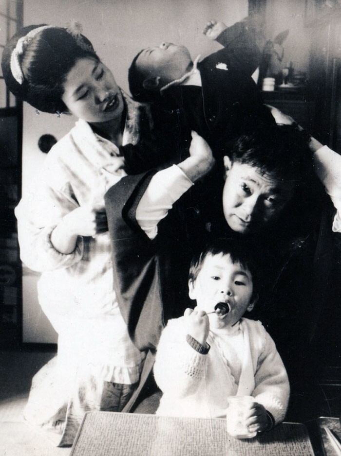 14. «Мои дедушка и бабушка и моя мама на переднем плане. 1967, Токио, Япония»