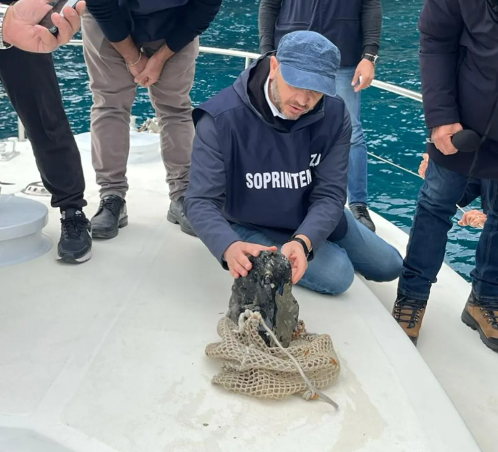 У берегов Италии нашли груз затонувшего корабля