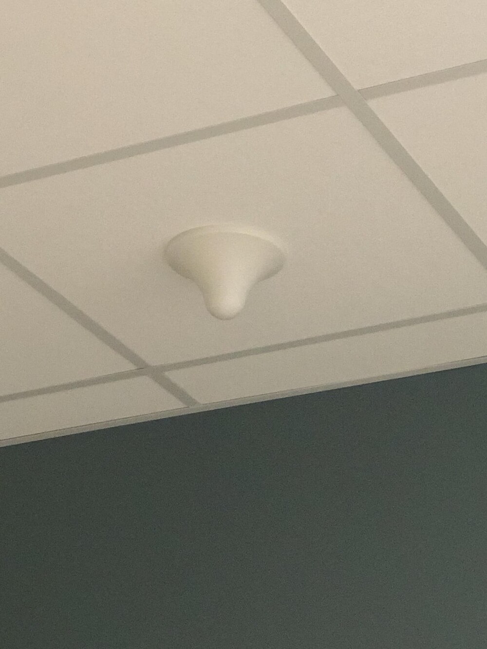 3. Что за объект свисает с потолка в больнице. Кто-нибудь знает, для чего это?