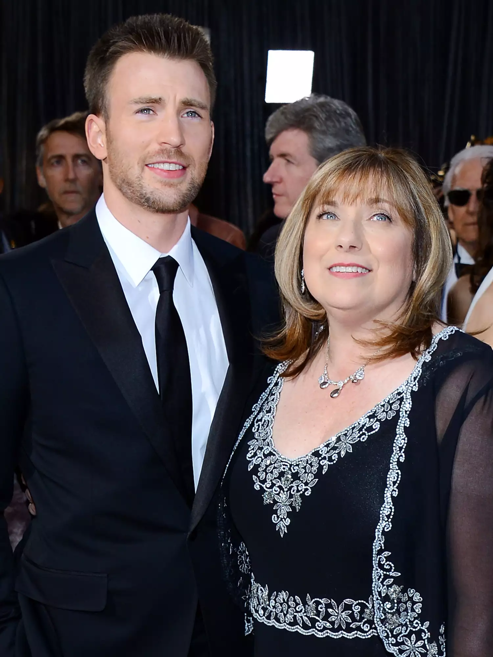 Крис Эванс и его мать Лиза Эванс на церемонии вручения премии «Оскар-2013»