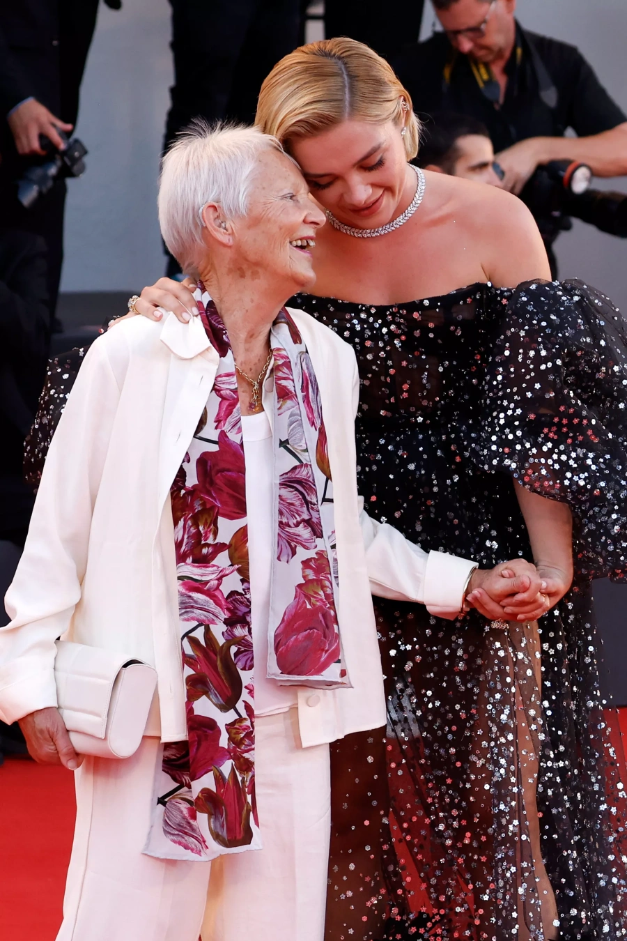 Бонус: очаровательные Флоренс Пью и её бабушка на Венецианском кинофестивале в 2022 году