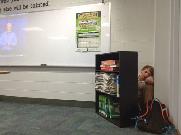 25. Мальчик спрятался за стеллажом и уснул во время урока
