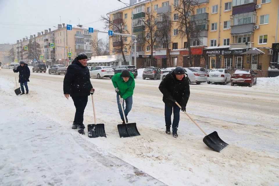 "Устроила показуху": мэр Липецка покидала на камеру снег и нарвалась на троллинг в соцсетях