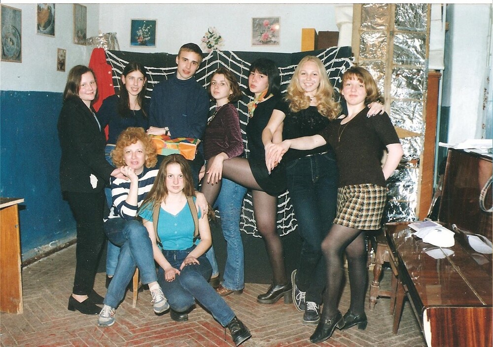 В самодеятельном клубе, 1999 год. (парню повезло однако)))