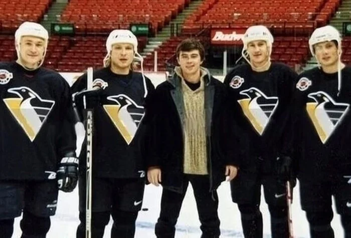 Сергей Бодров вместе с хоккеистами «Питтсбурга»