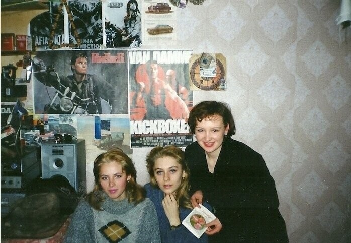 Подружки на фоне плакатов с героями боевиков, 1996 год.