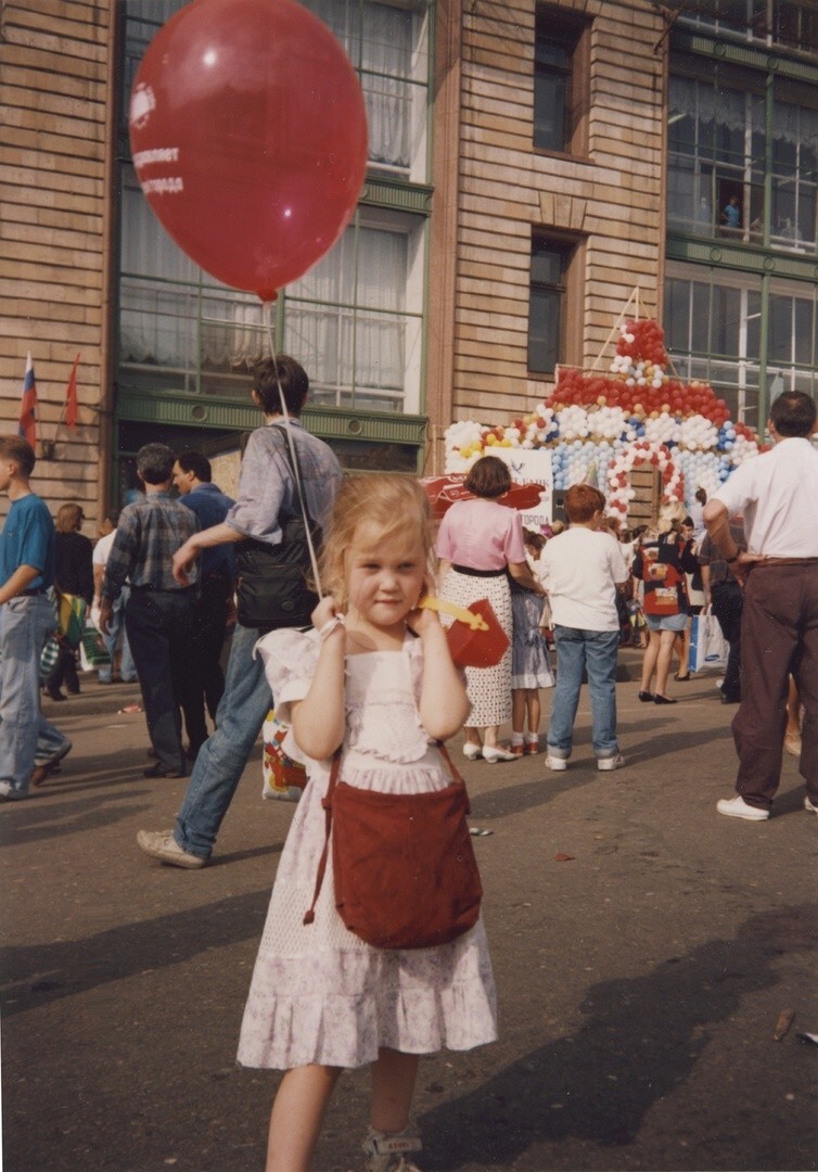 Девочка напротив ЦДМ, Москва 1997 год
