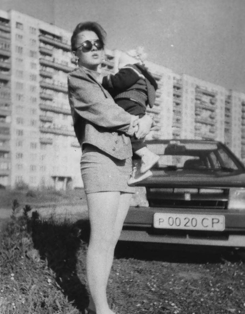 	Молодая женщина с ребёнком. Санкт-Петербург, 1992 год.  