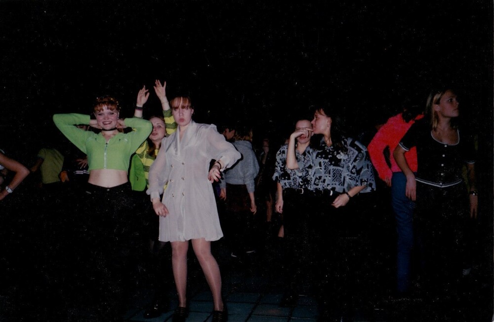 Девушки на дискотеке, 1997 год.