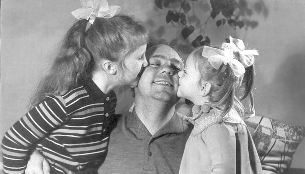 Николай Рыбников с дочерьми Алёной и Ариной.