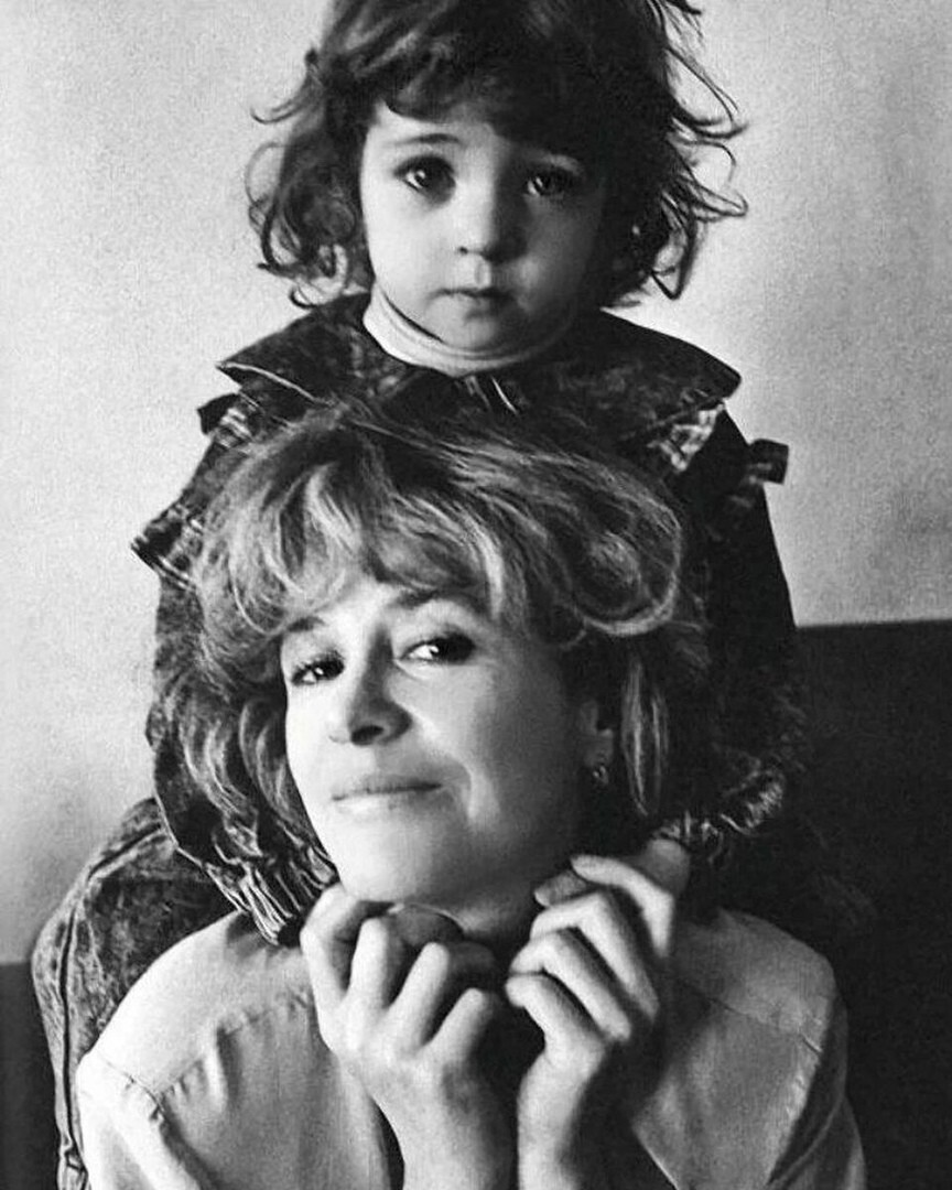 Марина Неелова с дочкой.