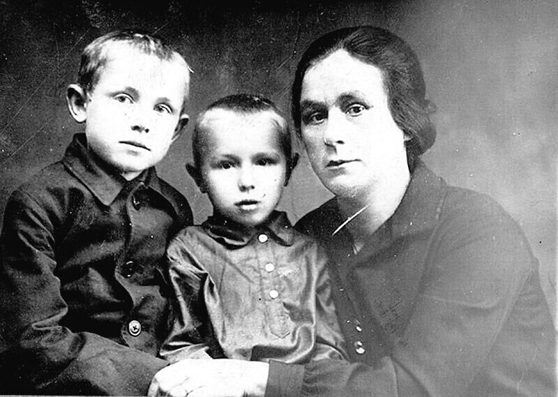 Иннокентий Смоктуновский (слева) с братом Володей и тётей Надеждой Петровной Чернышенко.