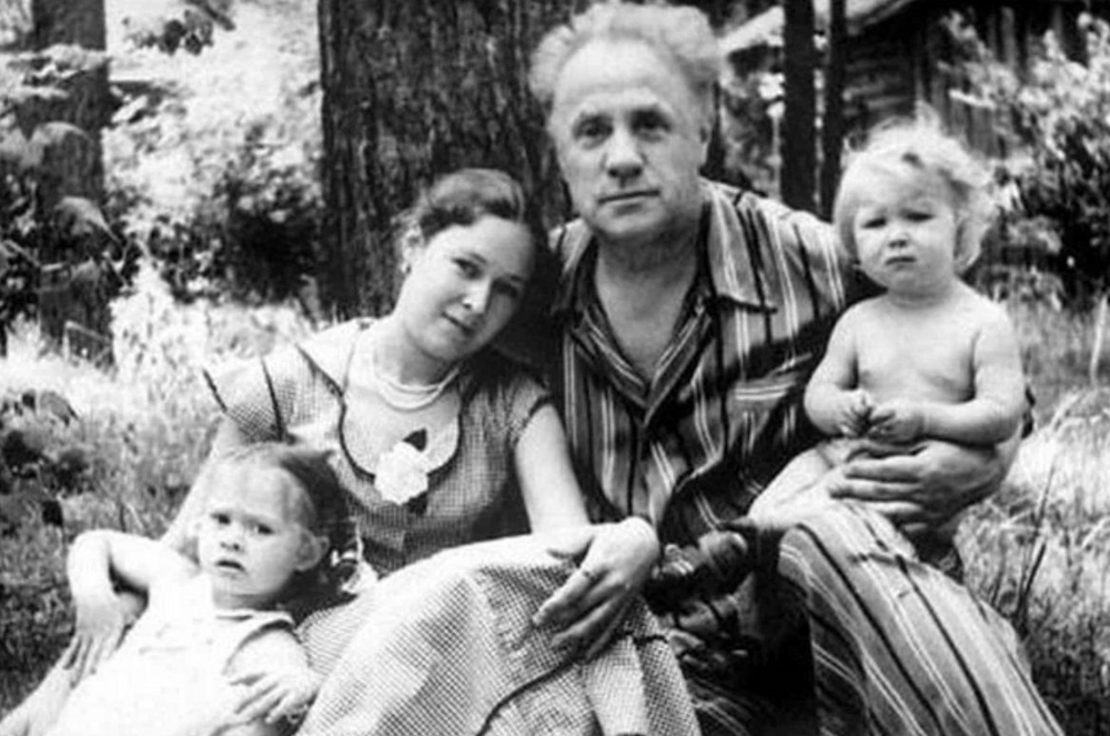 Михаил Жаров и Майя Гельштейн-Жарова с дочерьми Анной и Елизаветой