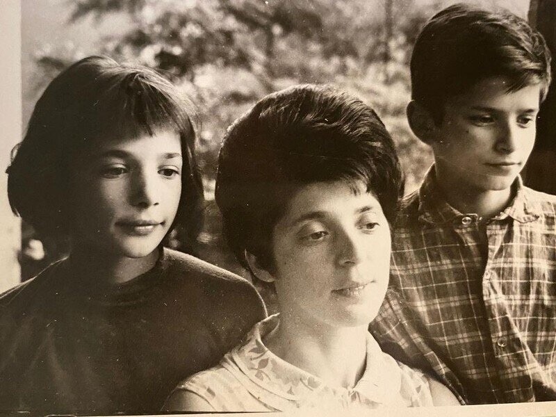Вера Глаголева со своей мамой Галиной Наумовной и старшим братом Борисом, 1960-е годы.