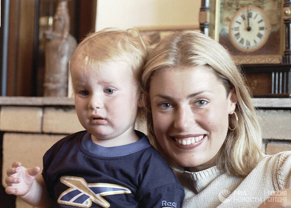 Мария Шукшина с сыном Макаром, 1999 год.