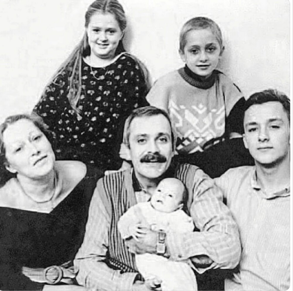 Никита Михалков с женой Татьяной и детьми: справа на фото сидит Степан, сын от первого брака, на руках маленькая Надя, а за спиной Анна и Артём, 1986 год.