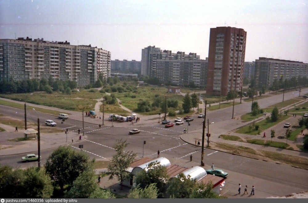 А таким тогда был перекрёсток улиц Есенина и Сикейроса. В течение ближайших 10 лет все пустыри тут будут застроены.