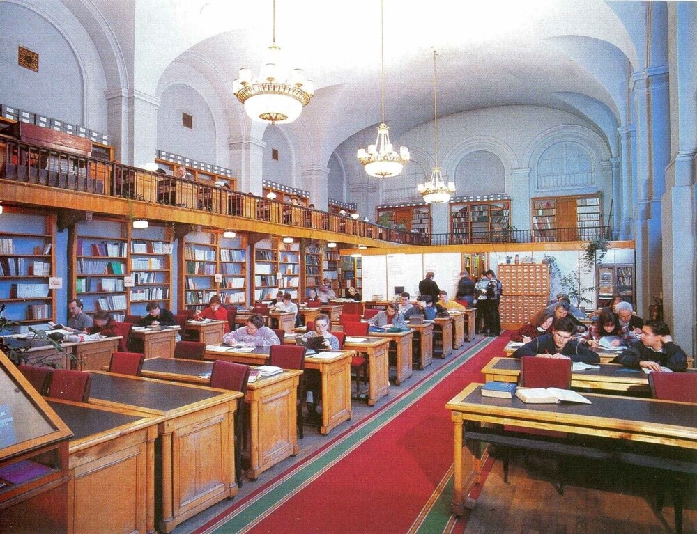 Зал научно-технической и технической документации в здании Российской национальной библиотеки на углу Невского и Садовой.