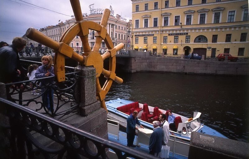 А вот так тогда в Петербурге обозначали причалы. Ну или, как минимум, этот конкретный, на набережной Мойки, так выделялся.