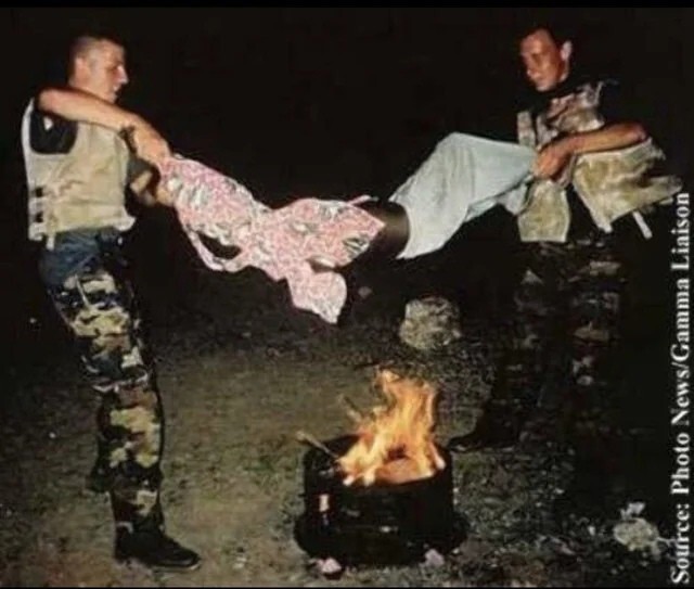 Двое бельгийских солдат пытают сомалийского мальчика, Могадишо, 1993 год. Гуманизм Европы во всем великолепии