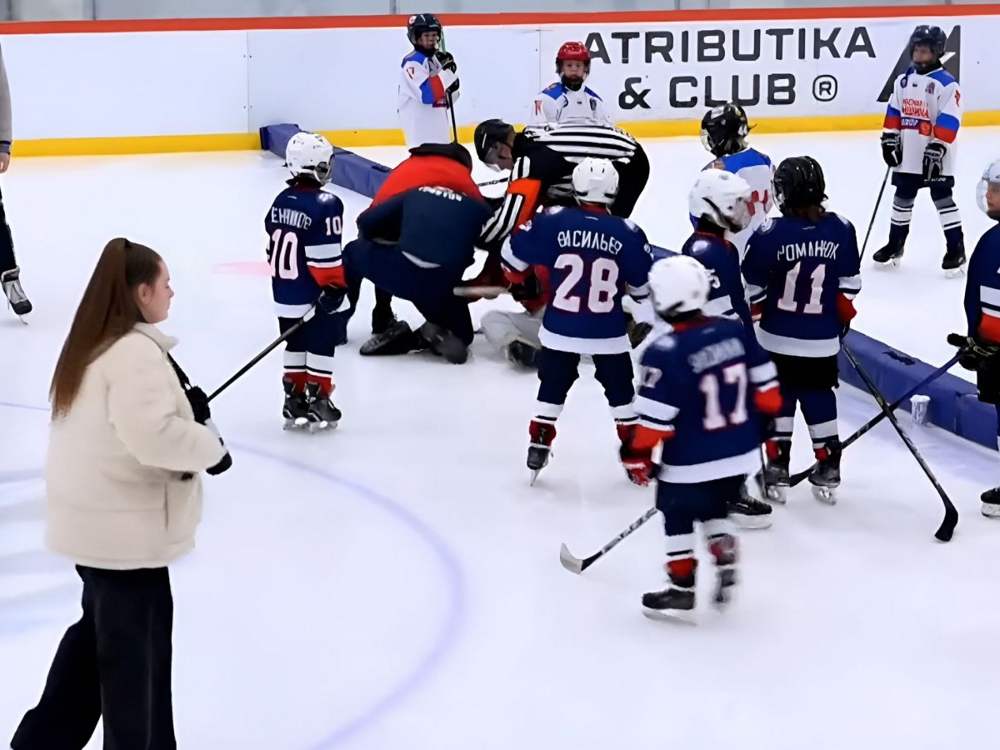 «Ты чего такой борзый?»: тренера детской хоккейной команды уволили после того, как он избил коллегу во время матча