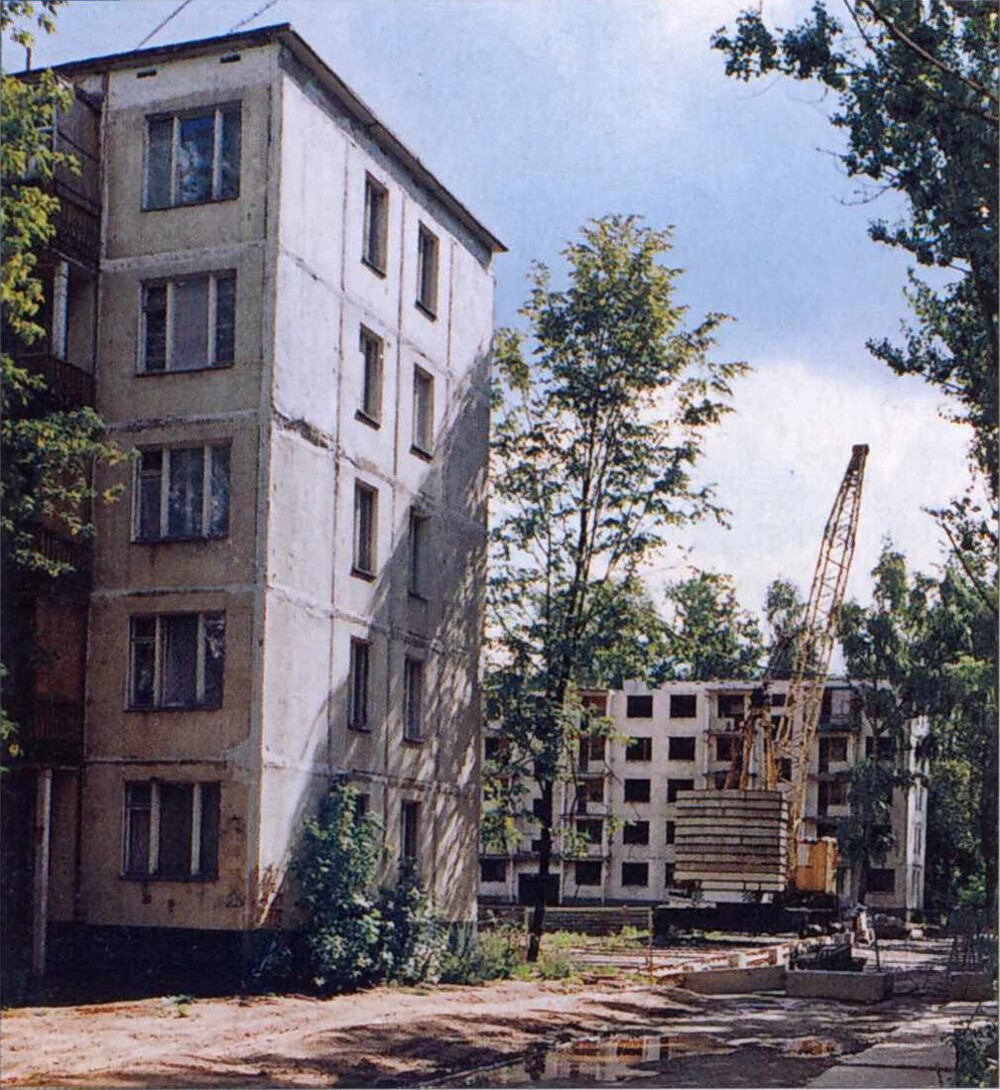 В Черёмушках, на улице Гарибальди, готовят к сносу пятиэтажки. 
