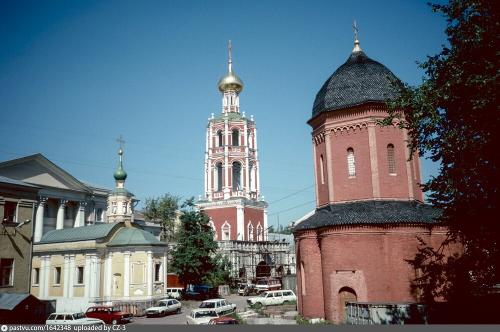 А таким был Высокопетровский монастырь на улице Петровка.