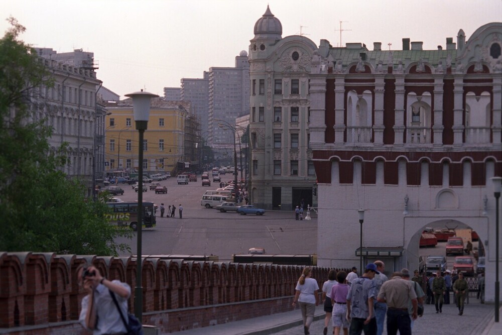 Вид от Троицкого моста в сторону улицы Воздвиженка.