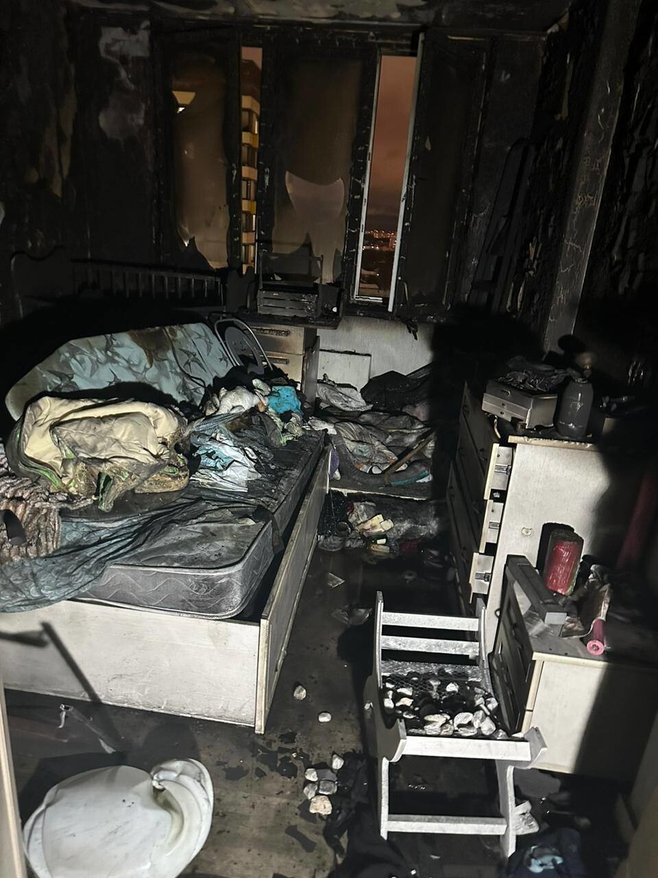 Пожарные машины в Подмосковье не могли подъехать к дому с горящей квартирой из-за припаркованных авто. Женщина и трехлетний ребёнок погибли