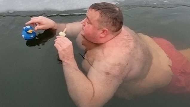 Познакомьтесь со шведом, который любит купаться в ледяной воде с резиновыми уточками