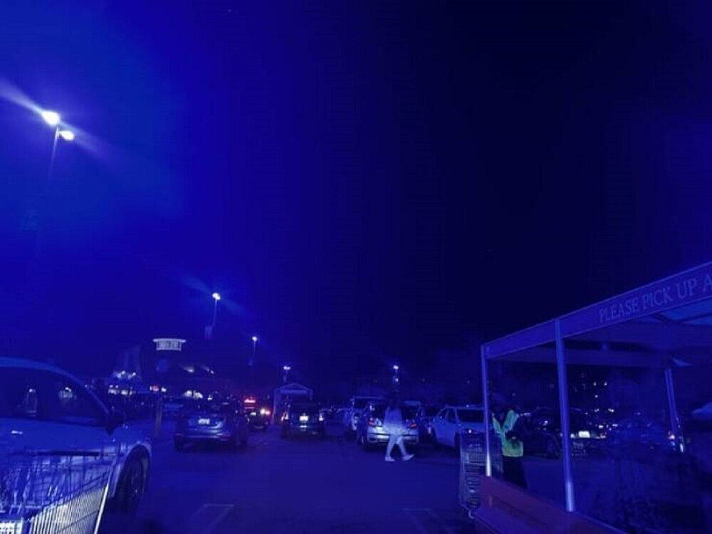 11. Магазины устанавливают синие фонари на парковках