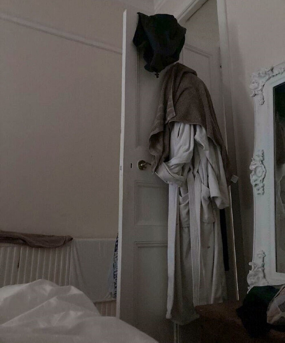 13. "Прошлой ночью проснулся и увидел викторианское привидение, парящее рядом с кроватью. Потребовалось несколько минут, чтобы разглядеть свою одежду на двери"