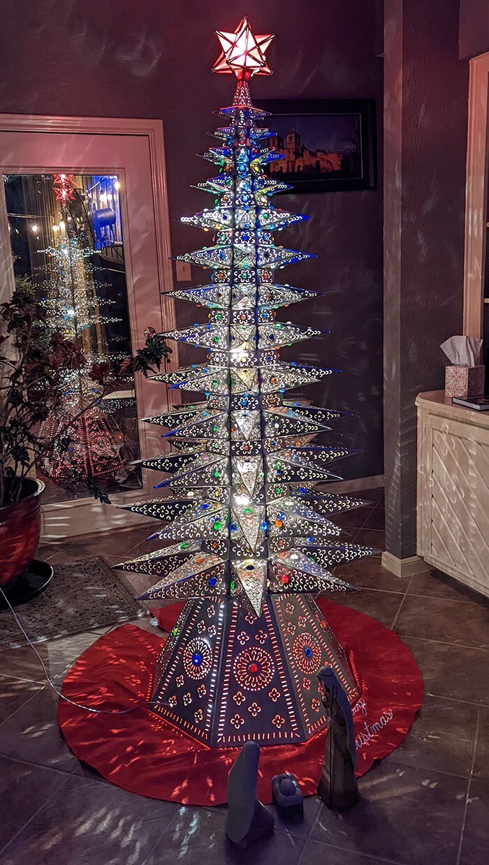 1. «Рождественская елка моего отца. Он купил ее в магазине мексиканских товаров»