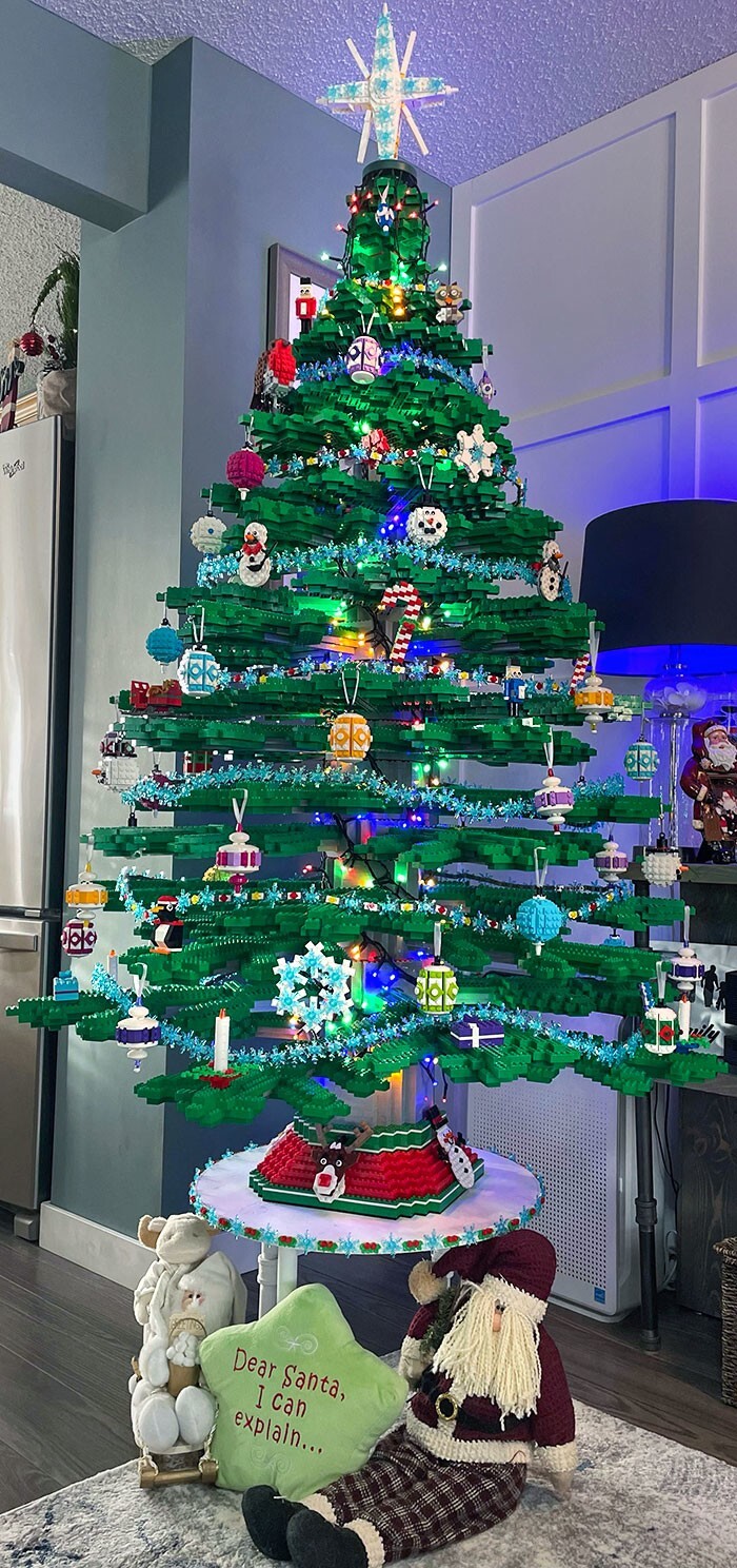 15. «Рождественская елка LEGO в натуральную величину»