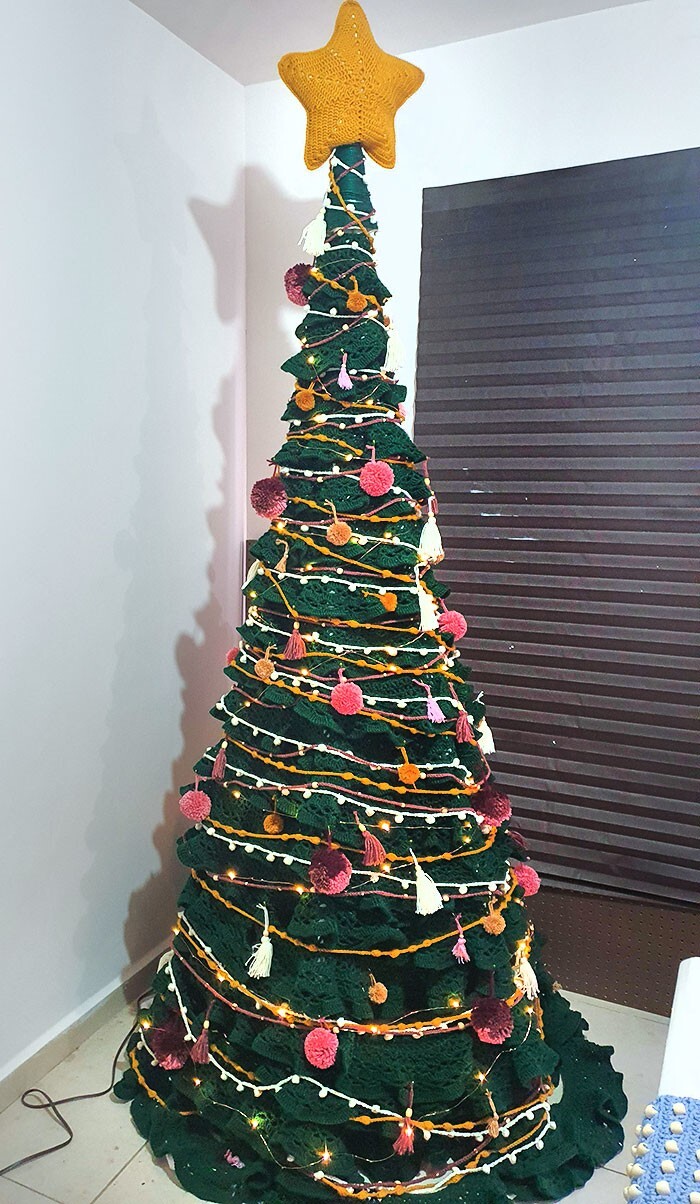 22. «В этом году я связала рождественскую елку высотой 1,8 метра»