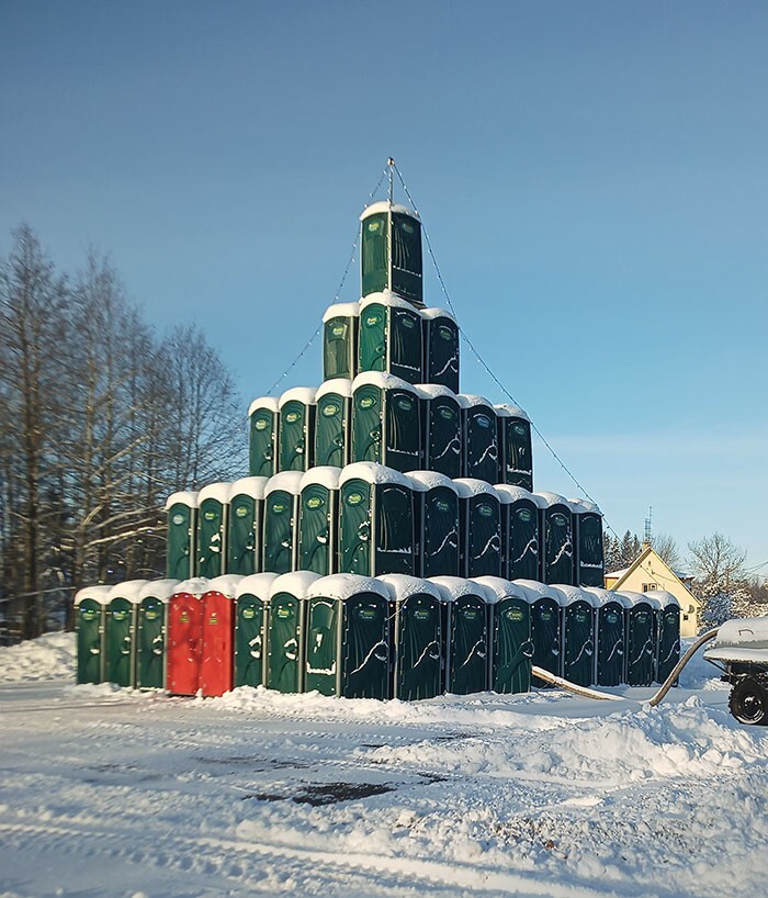 7. «Рождественская елка, сделанная из переносных туалетов в Выру, Эстония»