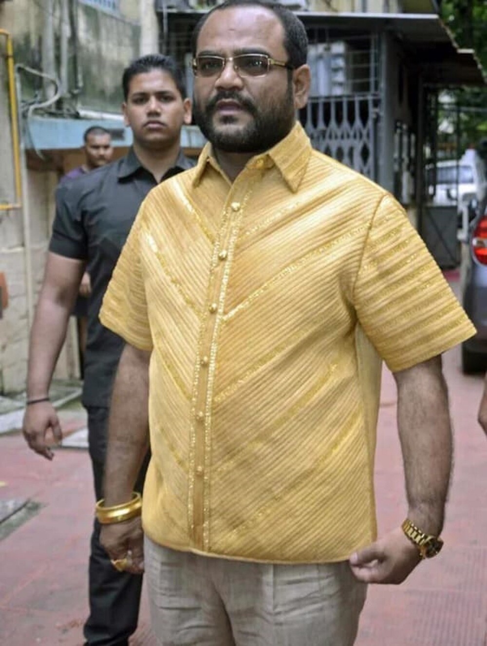 21. «Мужчина в рубашке из 4 килограммов золота стоимостью более 200 000 долларов»