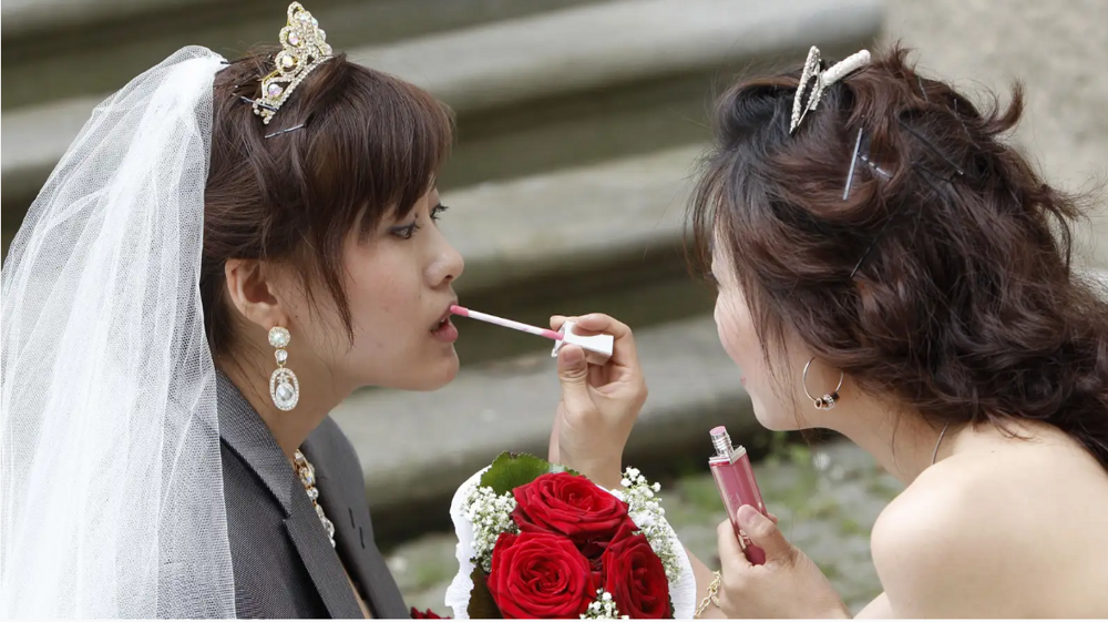 Быть подружкой невесты в Китае настолько опасно, что появились профессионалки