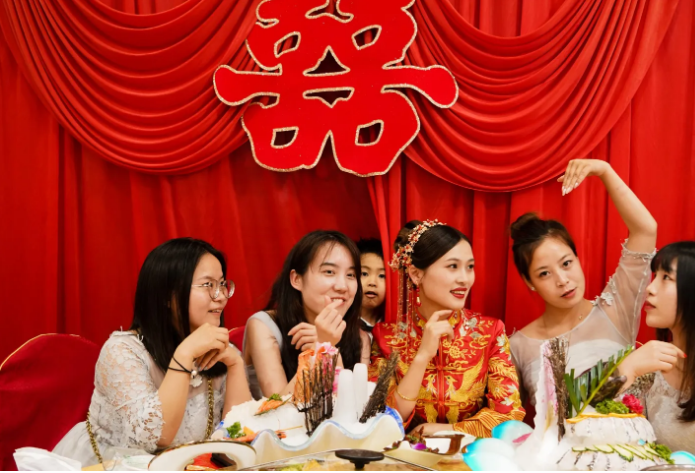 Быть подружкой невесты в Китае настолько опасно, что появились профессионалки