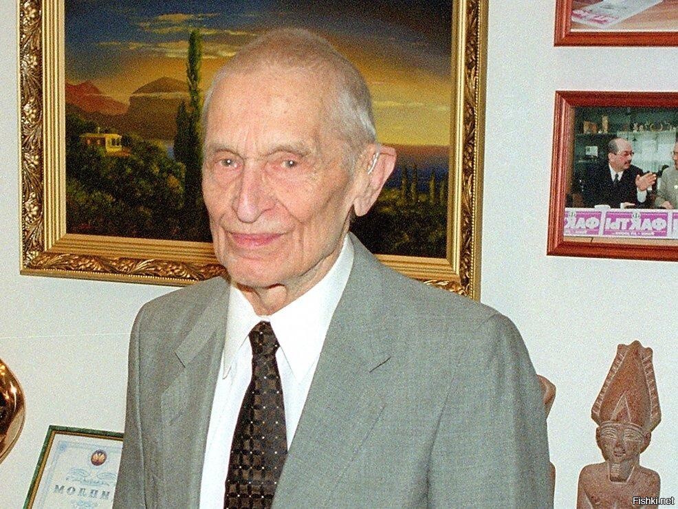 Николай Михайлович Амосов родился (6) 19 декабря 1913 года в деревне около Че...