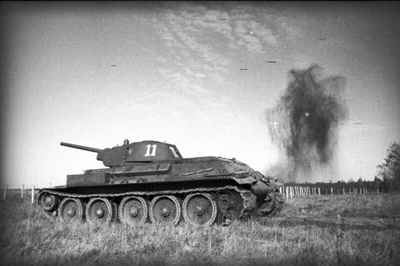 Танк Т-34 в поле. 1940–1942 годы. Автор: Георгий Петрусов.